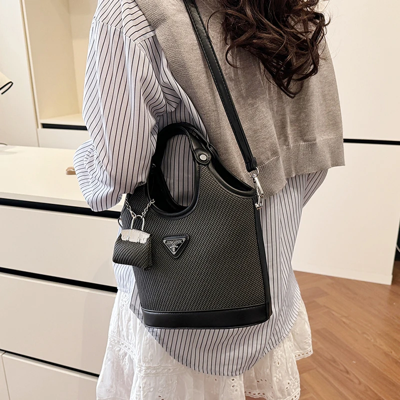 Modern Vintage Messenger Bag for Women Stylish Crossbody Purse Minimalist Leather Tote with Large Capacity and Designer Flair
Modern Vintage Messenger Bag for Women Stylish Crossbody Purse Minimalist Leather Tote with Large Capacity and Designer Flair