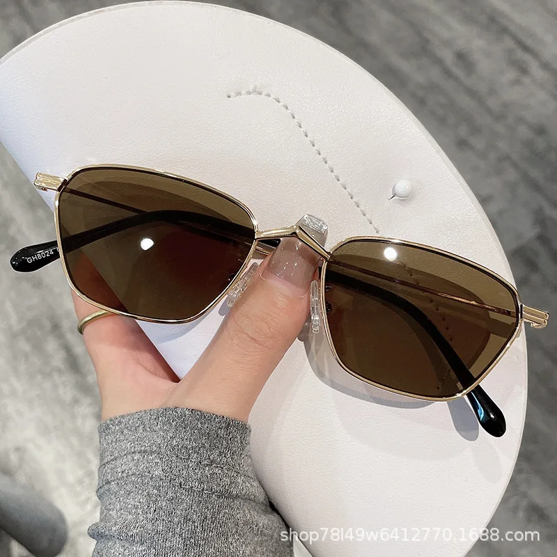 DOISYEN 2024 Tea colored metal polygonal irregular fashionable and personalized Instagram live streaming wholesale sunglasses
DOISYEN 2024 Tea colored metal polygonal irregular fashionable and personalized Instagram live streaming wholesale sunglasses