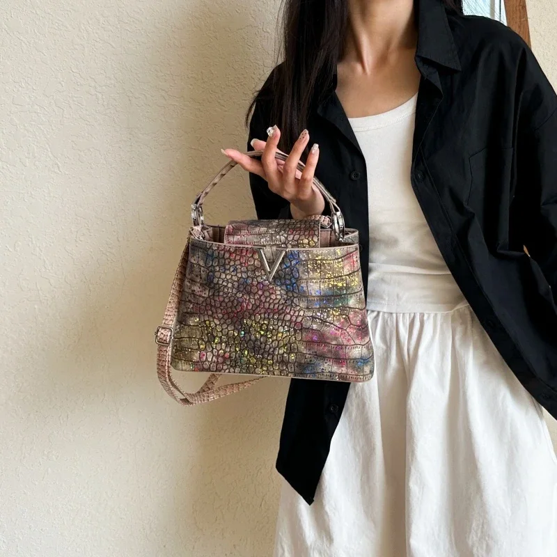 Trendy Letter Logo Crossbody Bag For Women With High-End Vintage Fashion Solid Color Elegant And Practical Commuter
Trendy Letter Logo Crossbody Bag For Women With High-End Vintage Fashion Solid Color Elegant And Practical Commuter