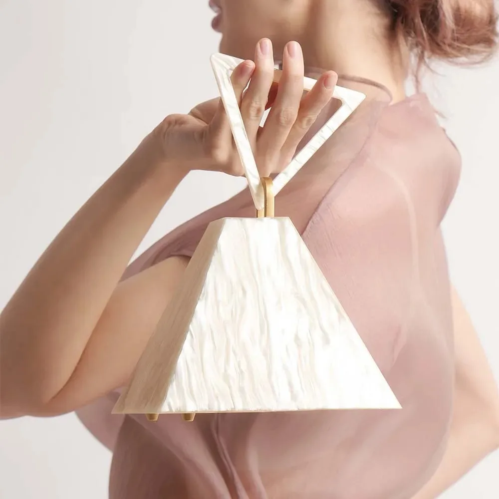 New Fashionable Women's Triangle Handbag Trapezoid Acrylic Clutch for Stylish Wedding and Dinner Parties
New Fashionable Women's Triangle Handbag Trapezoid Acrylic Clutch for Stylish Wedding and Dinner Parties