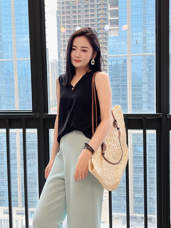 Романтическая однотонная шелковая майка с V-образным вырезом, универсальная, стройнящая, модная летняя женская майка от Little Princ Babajia
Романтическая однотонная шелковая майка с V-образным вырезом, универсальная, стройнящая, модная летняя женская майка от Little Princ Babajia