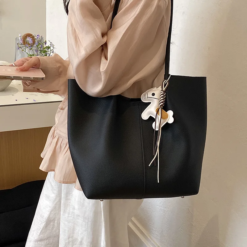 Tote bag women's 2026 new spring and summer popular going out shoulder bag large capacity commuting hand bag
Tote bag women's 2026 new spring and summer popular going out shoulder bag large capacity commuting hand bag
