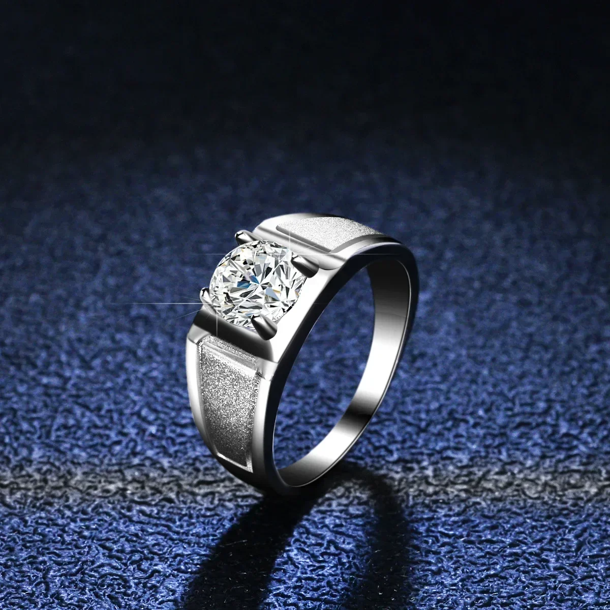 Platinum PT950 1 Carat Moissanite Diamond Rings Simple Atmosphere Boss Men's Ring Wedding Frosted Four Claws Jewelry For Men
Platinum PT950 1 Carat Moissanite Diamond Rings Simple Atmosphere Boss Men's Ring Wedding Frosted Four Claws Jewelry For Men