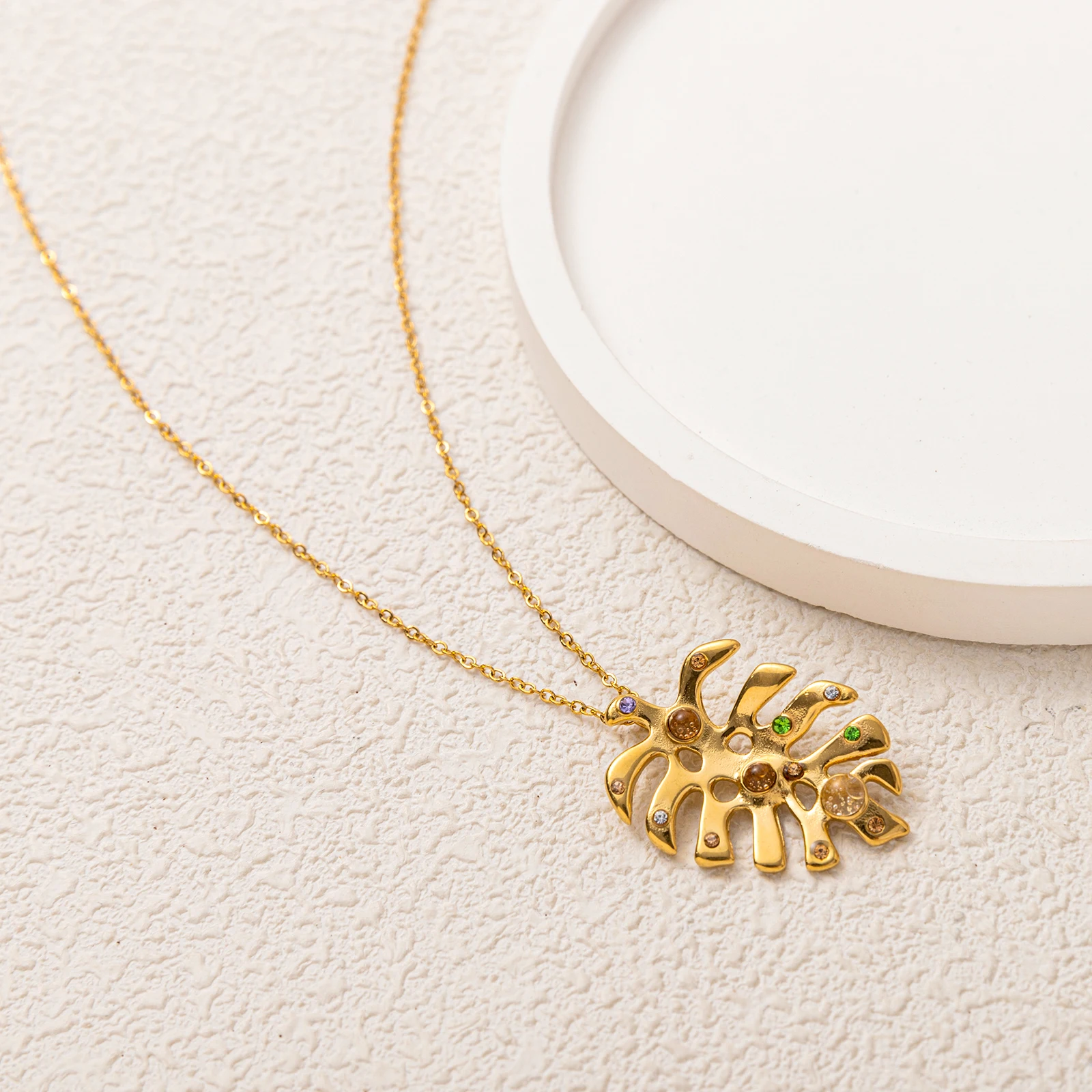 Fashionable personalized retro popular leaf shaped heart shaped zircon pendant Necklaces for women
Fashionable personalized retro popular leaf shaped heart shaped zircon pendant Necklaces for women