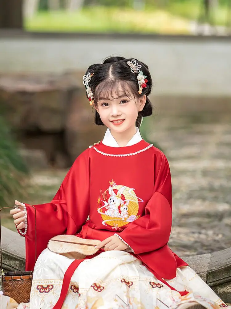 Детский набор из трех предметов Hanfu с вышивкой в китайском стиле для девочек, студенческий старинный костюм для выступления, конский костюм
Детский набор из трех предметов Hanfu с вышивкой в китайском стиле для девочек, студенческий старинный костюм для выступления, конский костюм