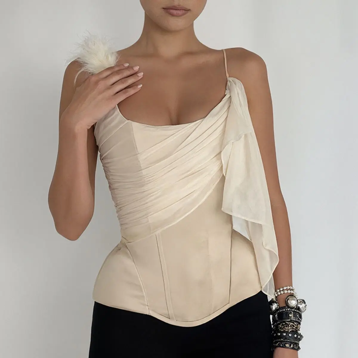 Satin Sling Vest Women's Sexy Niche Feather Design Slim-fitting Short Top
Satin Sling Vest Women's Sexy Niche Feather Design Slim-fitting Short Top