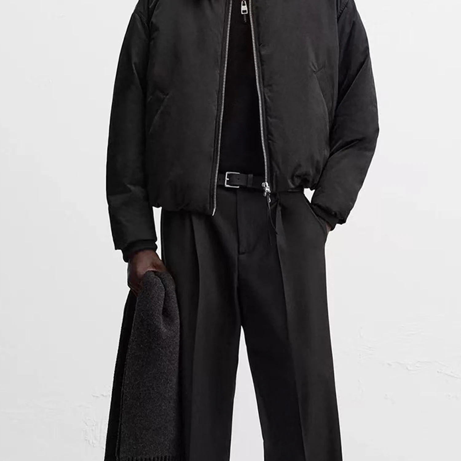 Зимняя новинка: мужская куртка с подкладкой, воротником-стойкой, внутренним клапаном, свободного кроя, с длинными рукавами и застежкой-молнией.
Зимняя новинка: мужская куртка с подкладкой, воротником-стойкой, внутренним клапаном, свободного кроя, с длинными рукавами и застежкой-молнией.