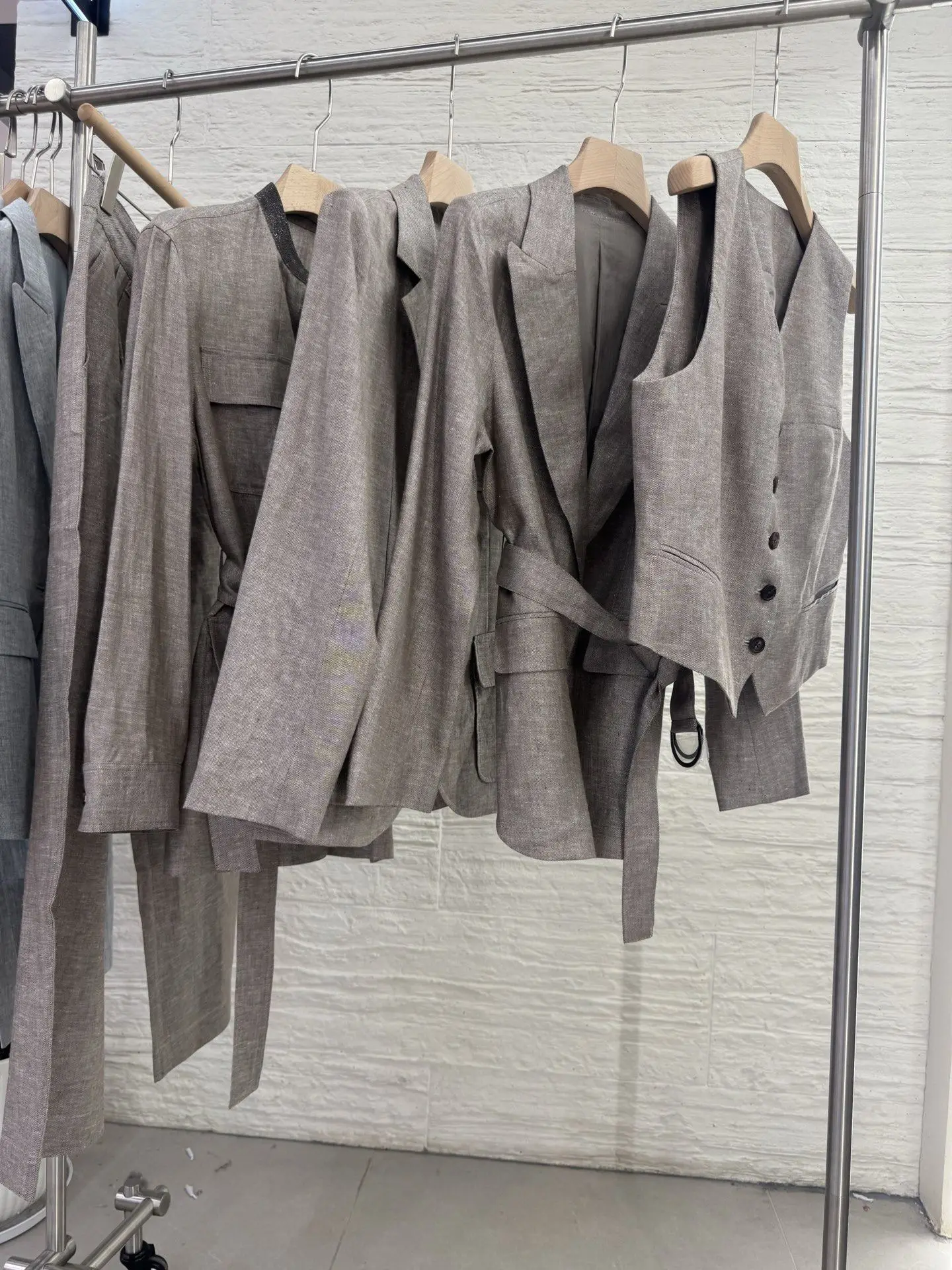 Новый минималистичный льняной костюм-двойка для женщин 2026 года, жилет и пиджак в ретро-стиле, элегантный и стильный деловой наряд
Новый минималистичный льняной костюм-двойка для женщин 2026 года, жилет и пиджак в ретро-стиле, элегантный и стильный деловой наряд