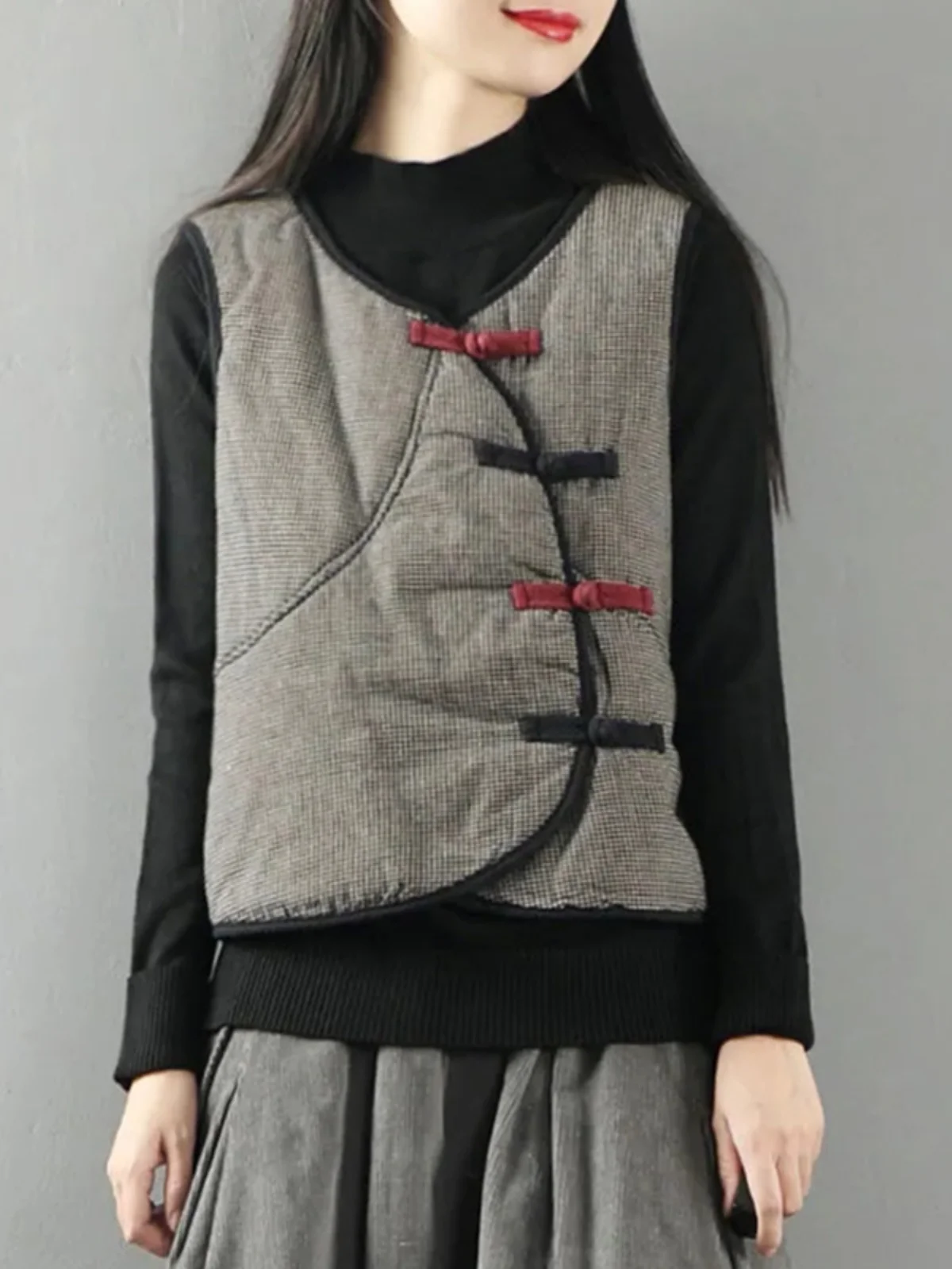 Женский хлопковый жилет в стиле ретро с клетчатым узором, этнический стиль, большие размеры, на пуговицах, с круглым вырезом, укороченный, модный, Зима 2023
Женский хлопковый жилет в стиле ретро с клетчатым узором, этнический стиль, большие размеры, на пуговицах, с круглым вырезом, укороченный, модный, Зима 2023