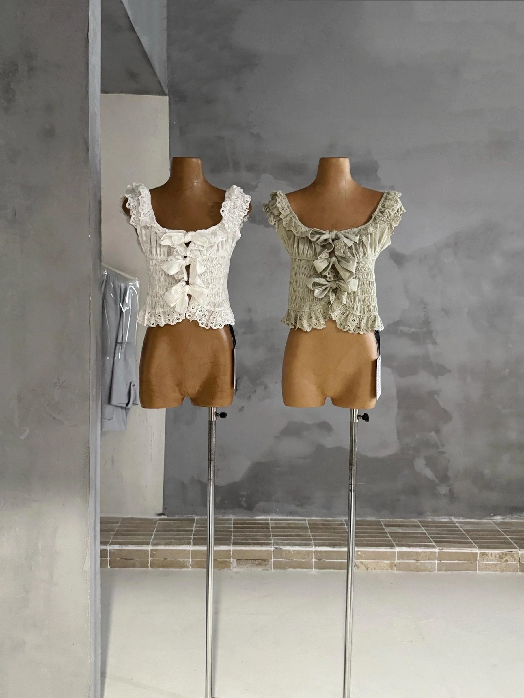 Sunshine Jasmine Front Back Two Wearable Water Soluble Knot Embroidered Top in Two Colors Summer Short Length Women...
Sunshine Jasmine Front Back Two Wearable Water Soluble Knot Embroidered Top in Two Colors Summer Short Length Women...