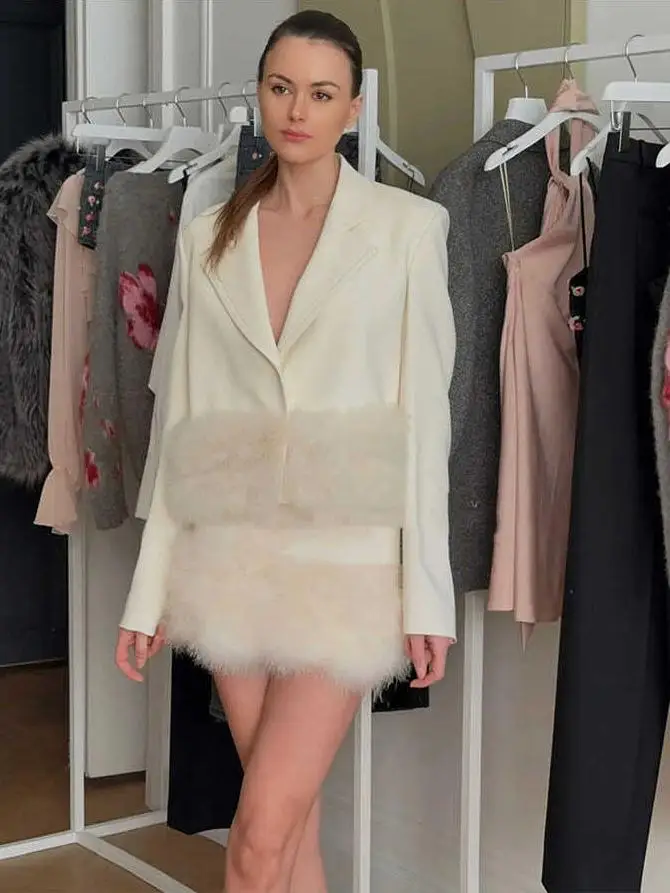 Шикарный клетчатый пушистый костюм с отделкой перьями, комплект из джата и юбки молочно-белого цвета для женщин Ele Sle, зимне-осенняя одежда
Шикарный клетчатый пушистый костюм с отделкой перьями, комплект из джата и юбки молочно-белого цвета для женщин Ele Sle, зимне-осенняя одежда