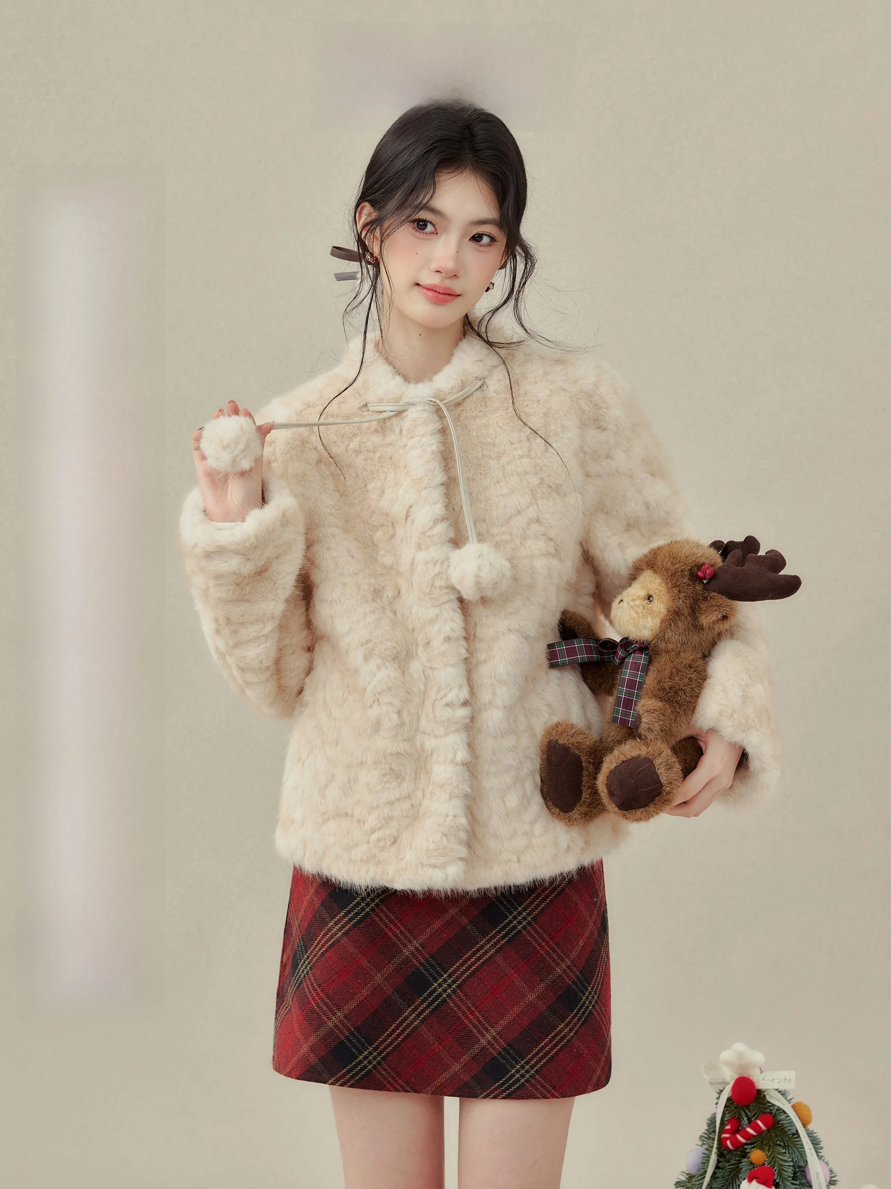 Экологичное пальто из искусственного меха для женщин, осенне-зимнее, с воротником-стойкой, повседневное, свободного кроя, длинное, на пуговицах
Экологичное пальто из искусственного меха для женщин, осенне-зимнее, с воротником-стойкой, повседневное, свободного кроя, длинное, на пуговицах