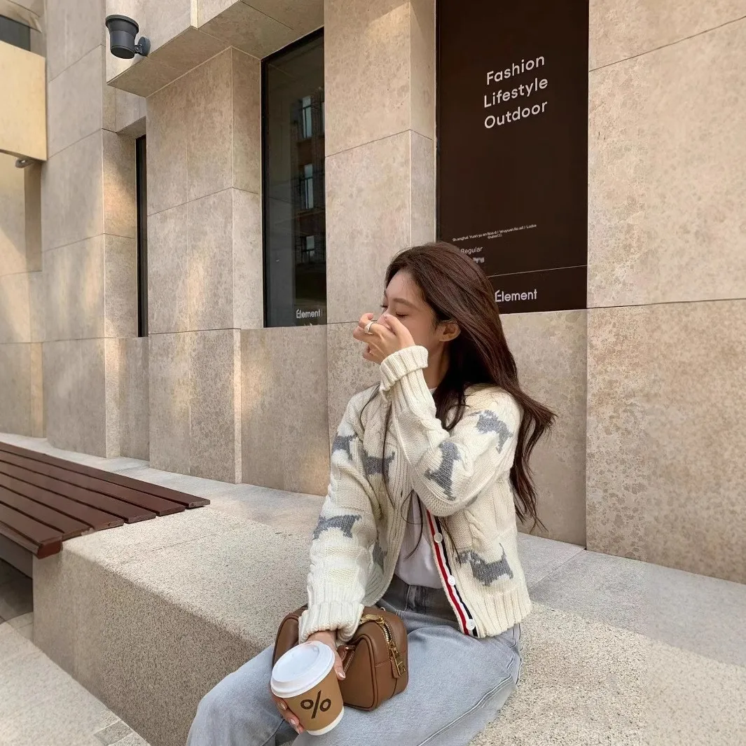 High Quali Knitted Women's Sweater Classic Embroidery round Ne Casual Versatile Little Dog Embedded Flower Open Cardigan
High Quali Knitted Women's Sweater Classic Embroidery round Ne Casual Versatile Little Dog Embedded Flower Open Cardigan