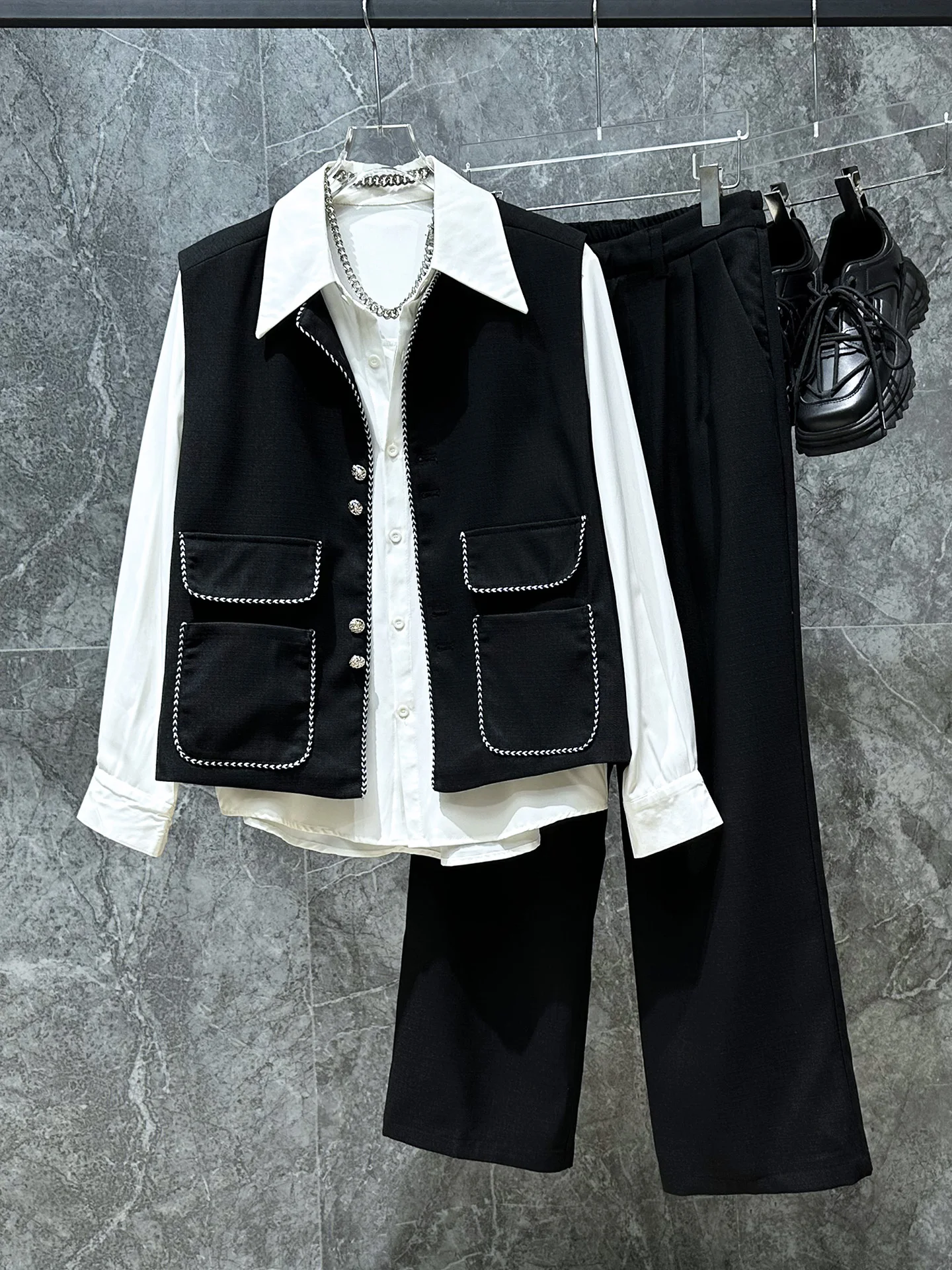 Faionable Men's Korean Sle Retro Coin Vest Set Versatile Trendy Two-Piece Suit Spring Long Sve Youth Casual Wear
Faionable Men's Korean Sle Retro Coin Vest Set Versatile Trendy Two-Piece Suit Spring Long Sve Youth Casual Wear