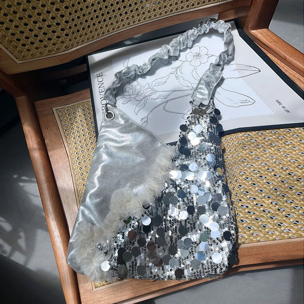 2025 New Original Fashion Silver Sequin Large Capacity Single Shoulder Women's Bag Simple Casual Versatile Crossbody Bags Trendy
2025 New Original Fashion Silver Sequin Large Capacity Single Shoulder Women's Bag Simple Casual Versatile Crossbody Bags Trendy