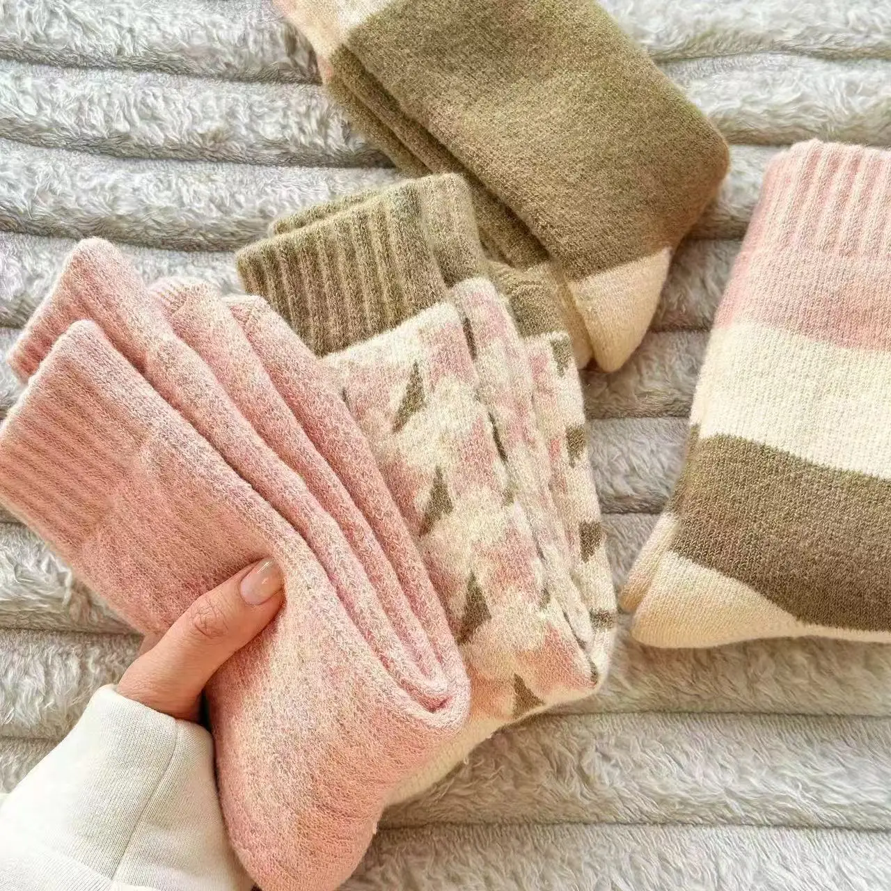 Утепленные зимние хлопковые носки-тапочки до середины икры для женщин, теплые и уютные, в корейском стиле, длинные носки-тапочки
Утепленные зимние хлопковые носки-тапочки до середины икры для женщин, теплые и уютные, в корейском стиле, длинные носки-тапочки