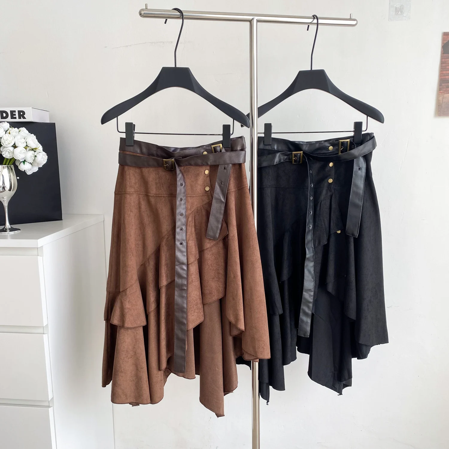 2025 Holiday Bohemian Irregular Deerskin Women's Skirt Spliced Belt Ruffled Beach Skirt
2025 Holiday Bohemian Irregular Deerskin Women's Skirt Spliced Belt Ruffled Beach Skirt