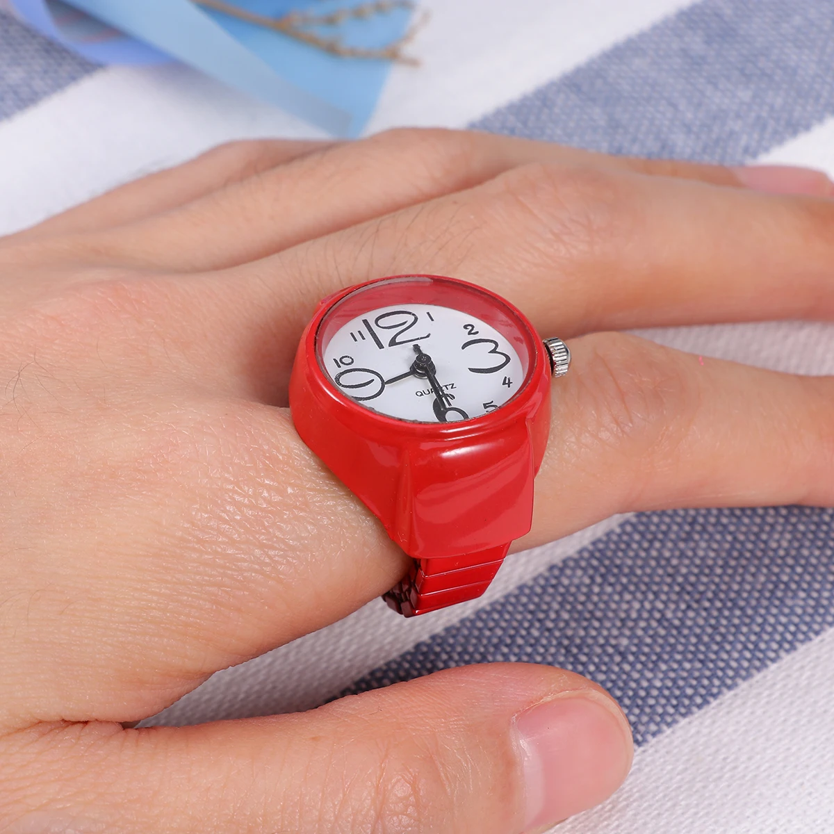 1pc Fashion Watch Shaped Finger Unisex Stretchable Mini Watch Ring Red Elegant Quartz Ring For Friends Gift Decoration
1pc Fashion Watch Shaped Finger Unisex Stretchable Mini Watch Ring Red Elegant Quartz Ring For Friends Gift Decoration