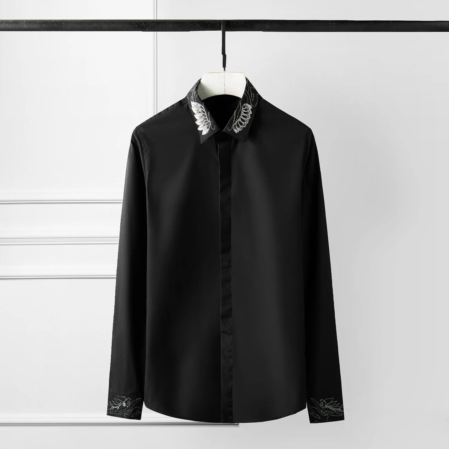 Men's wing embroidery, imported machine embroidered bird, men's mid to high end shirt
Men's wing embroidery, imported machine embroidered bird, men's mid to high end shirt