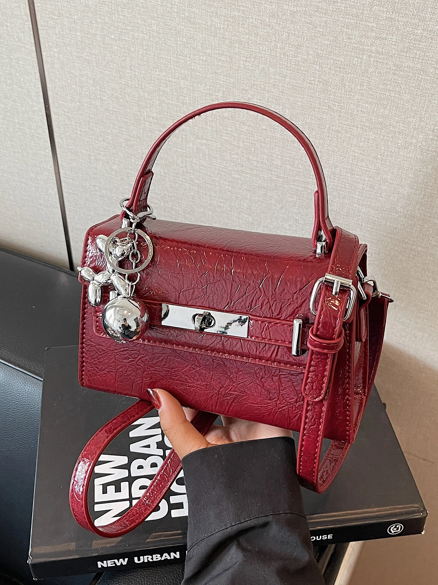Fashionable Versatile Women's Shoulder Bag Crossbody Bag Handbag Soft Texture 2025 New Style Summer Casual Unisex Handbag
Fashionable Versatile Women's Shoulder Bag Crossbody Bag Handbag Soft Texture 2025 New Style Summer Casual Unisex Handbag