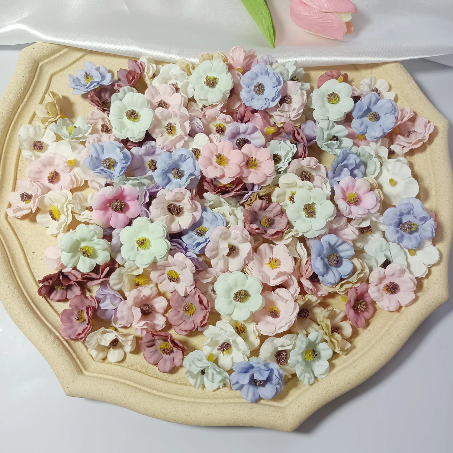 Multicolor 3CM Daisy Flowers Head Artificial Jasmine Flowers For Wedding Home Room Decor DIY Christmas Wreath Craft Scrapbooking
Multicolor 3CM Daisy Flowers Head Artificial Jasmine Flowers For Wedding Home Room Decor DIY Christmas Wreath Craft Scrapbooking