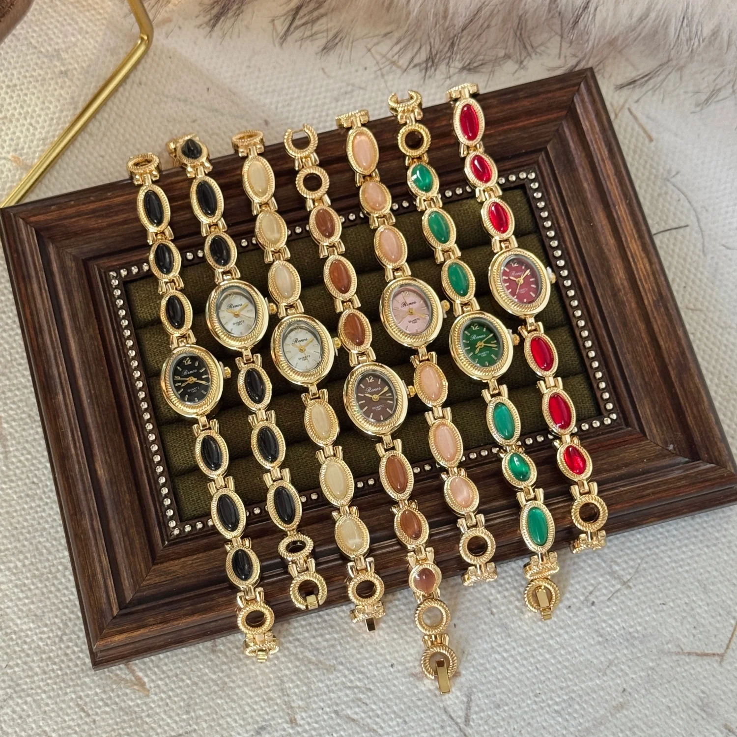 Женские кварцевые часы с мини-овальным циферблатом, аксессуары, часы с ремешком из искусственного камня, инкрустированный ремешком для женщин, ручные часы, золотые наручные часы
Женские кварцевые часы с мини-овальным циферблатом, аксессуары, часы с ремешком из искусственного камня, инкрустированный ремешком для женщин, ручные часы, золотые наручные часы