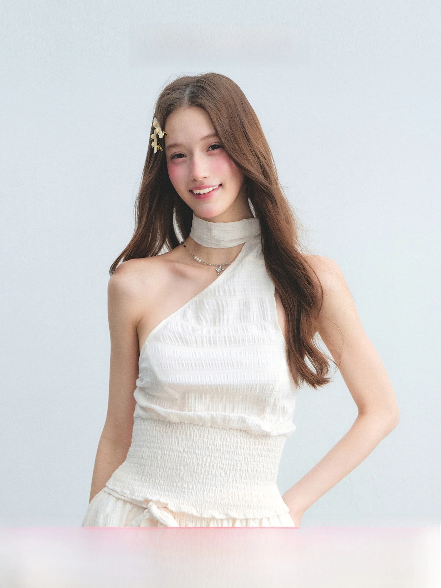 Guukahero Asymmetric Shoulder Strap Women's Top Korean Style Ballet Texture Pleated Waist in White And Hanging Neck Design
Guukahero Asymmetric Shoulder Strap Women's Top Korean Style Ballet Texture Pleated Waist in White And Hanging Neck Design
