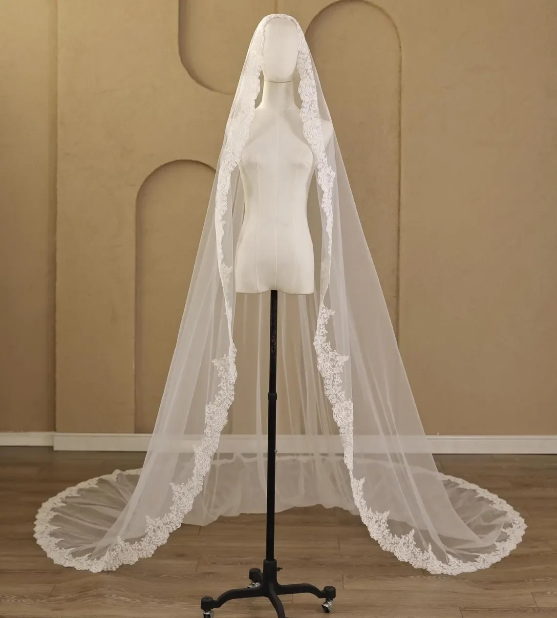 Cathedral Length Bridal Veil 1 Layer Wide Lace Veil with Metal Comb New Pattern for Wedding Real Photo
Cathedral Length Bridal Veil 1 Layer Wide Lace Veil with Metal Comb New Pattern for Wedding Real Photo