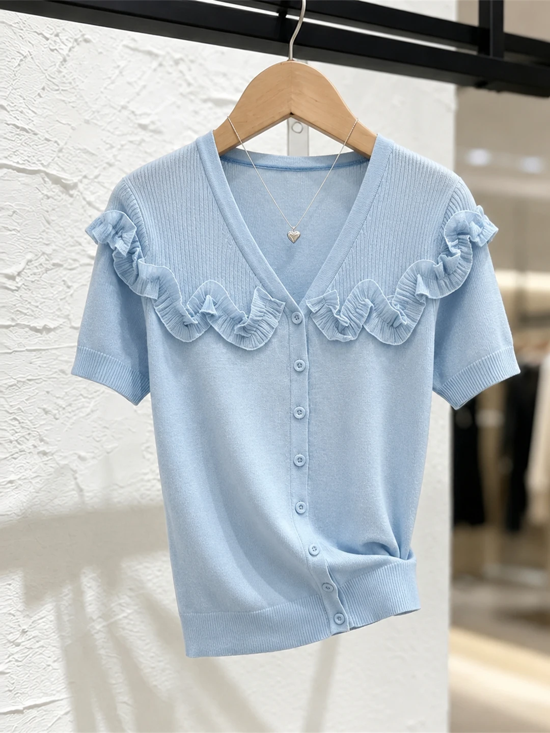 Elegant Summer Ice Silk V-Neck Short Sleeve Knitted Top with Lace Hem Commute Style Korean Version Straight Cut Body
Elegant Summer Ice Silk V-Neck Short Sleeve Knitted Top with Lace Hem Commute Style Korean Version Straight Cut Body