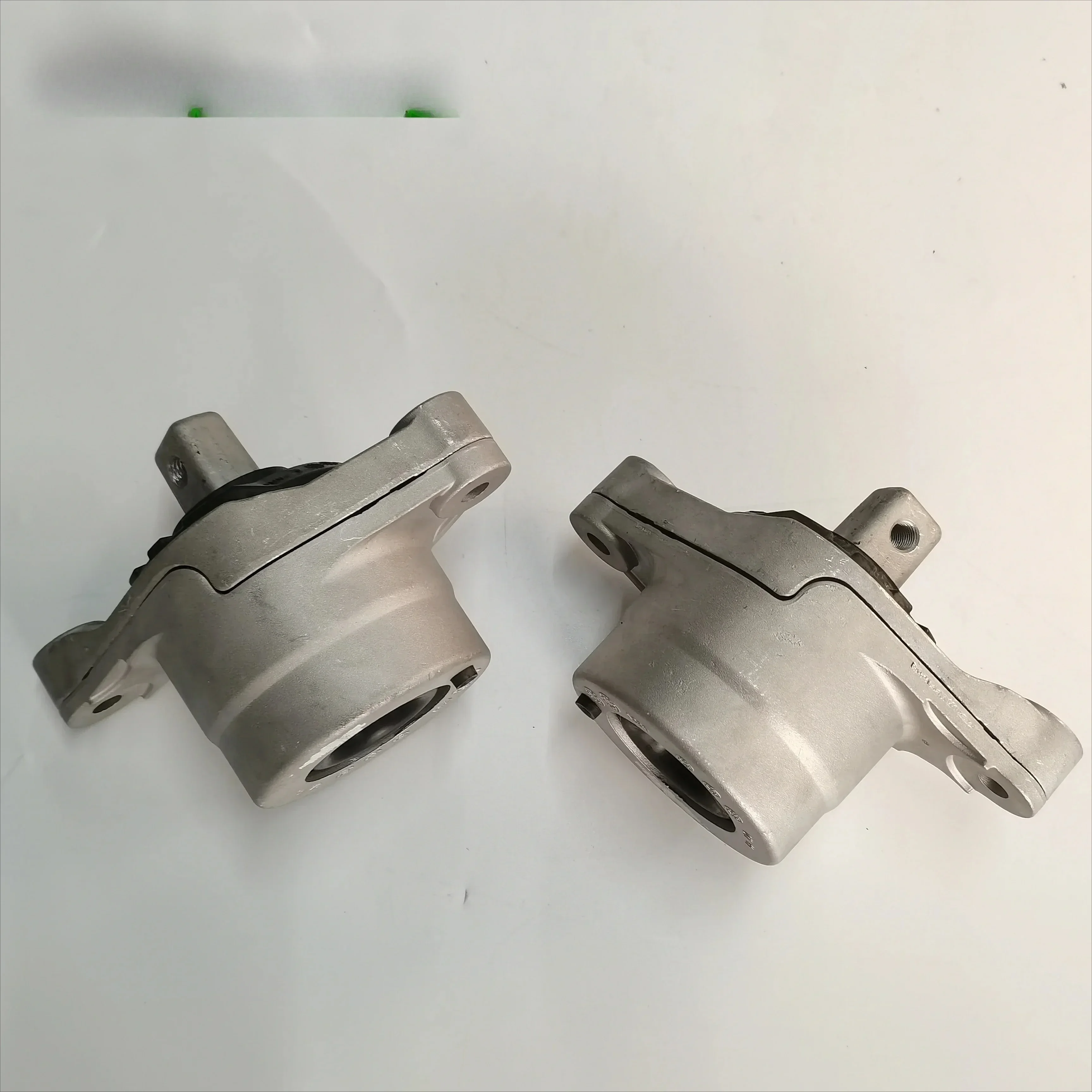 670004870 670004871 Bearing bracket for front or left and right engine motor mounting bracket for Maserati Ghibli and Quattropor
670004870 670004871 Bearing bracket for front or left and right engine motor mounting bracket for Maserati Ghibli and Quattropor