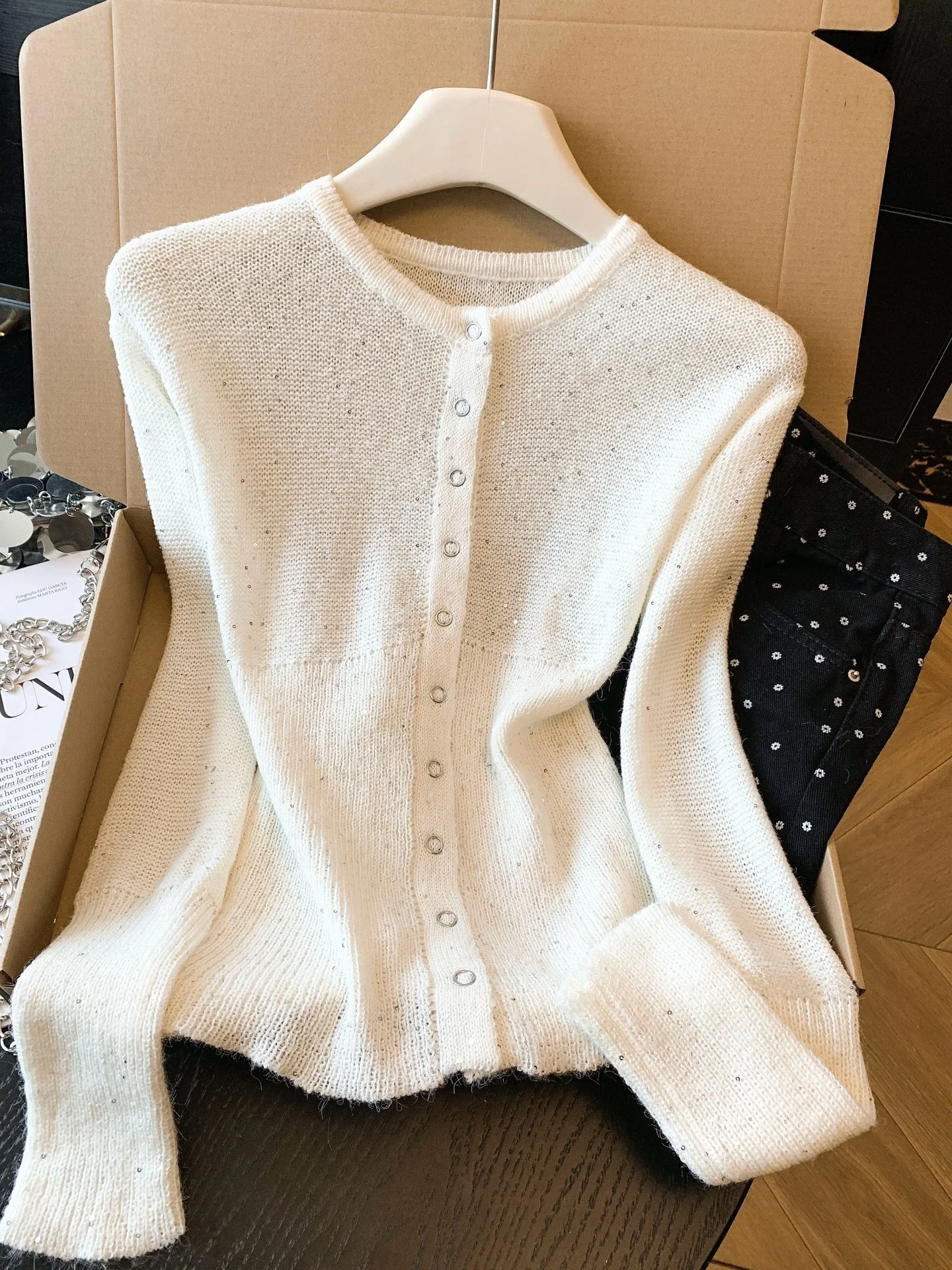 Женский облегающий вязаный кардиган angHai Sle Glitter с длинными рукавами и открытой спиной, весна 2026, с богатой отделкой
Женский облегающий вязаный кардиган angHai Sle Glitter с длинными рукавами и открытой спиной, весна 2026, с богатой отделкой