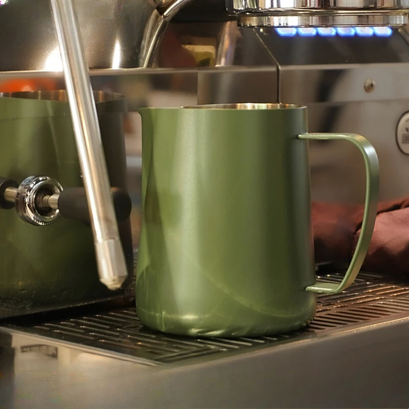 Airflow latte tank, pointed nozzle, round nozzle, stainless steel milk foam cup with graduated milking tank, coffee latte cup
Airflow latte tank, pointed nozzle, round nozzle, stainless steel milk foam cup with graduated milking tank, coffee latte cup