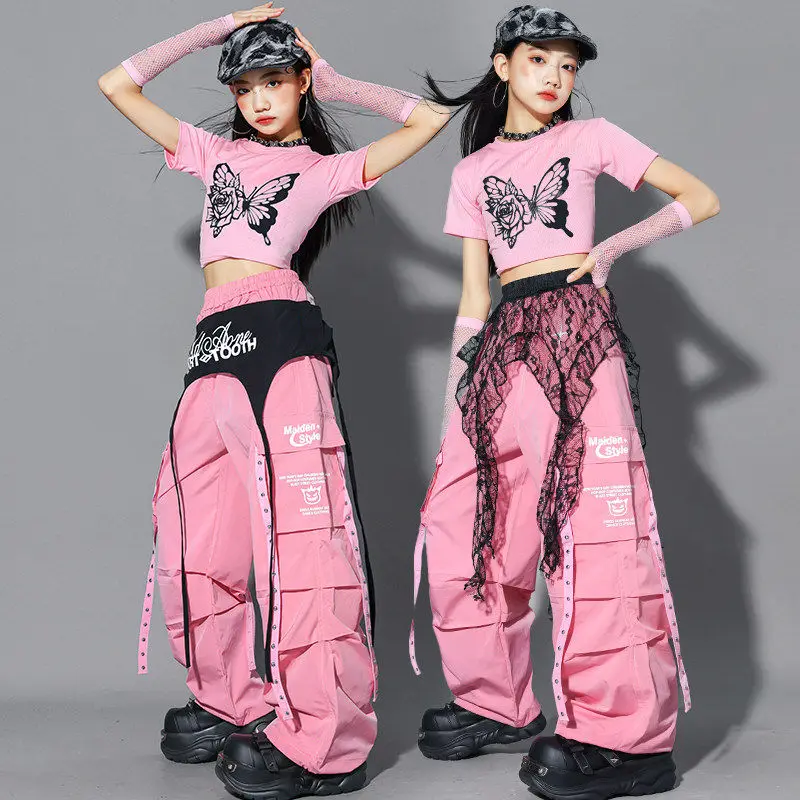 Танцевальный костюм в стиле K-pop для девочек, розовый, для выступлений на сцене, укороченный топ, брюки в стиле хип-хоп, модная уличная одежда, детский джазовый наряд AMY3440
Танцевальный костюм в стиле K-pop для девочек, розовый, для выступлений на сцене, укороченный топ, брюки в стиле хип-хоп, модная уличная одежда, детский джазовый наряд AMY3440