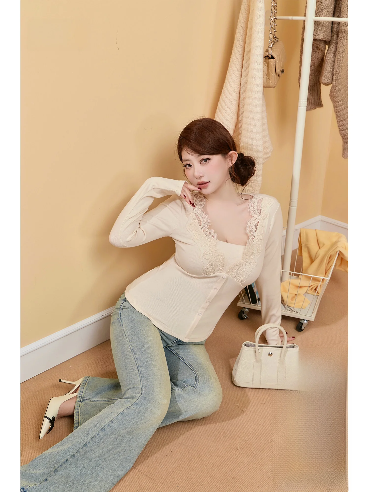 Chic Summer Women's Long Sleeve Lace Knitted Base Shirt Slimming Quality Top V-Neck Regular Length Single Piece Thin Fabric
Chic Summer Women's Long Sleeve Lace Knitted Base Shirt Slimming Quality Top V-Neck Regular Length Single Piece Thin Fabric