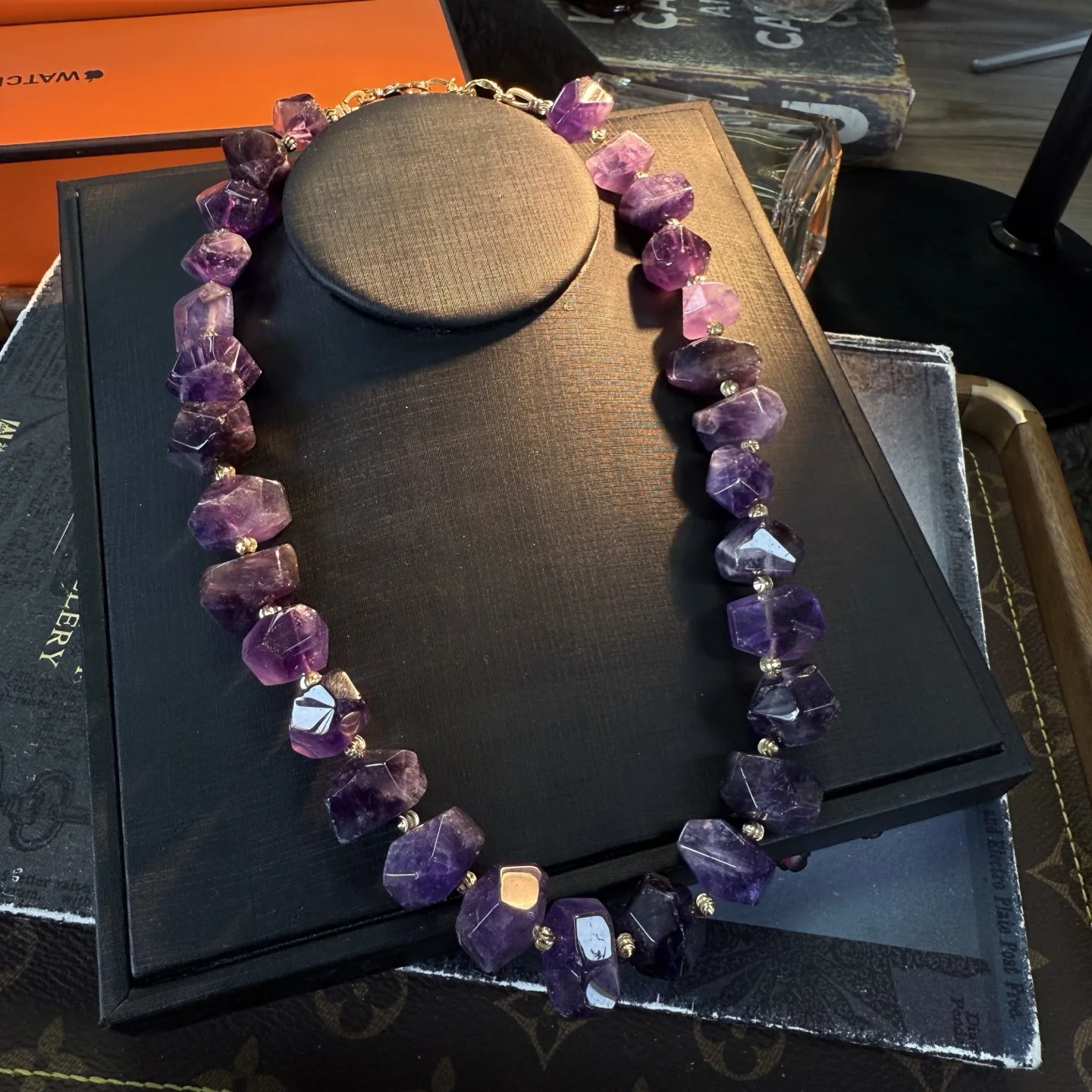 Винтажное большое ожерелье с кристаллами и камнями, элегантный дизайн, ретро-очарование, блестки, мягко подходит для нарядов, модный подарок для особых мероприятий
Винтажное большое ожерелье с кристаллами и камнями, элегантный дизайн, ретро-очарование, блестки, мягко подходит для нарядов, модный подарок для особых мероприятий