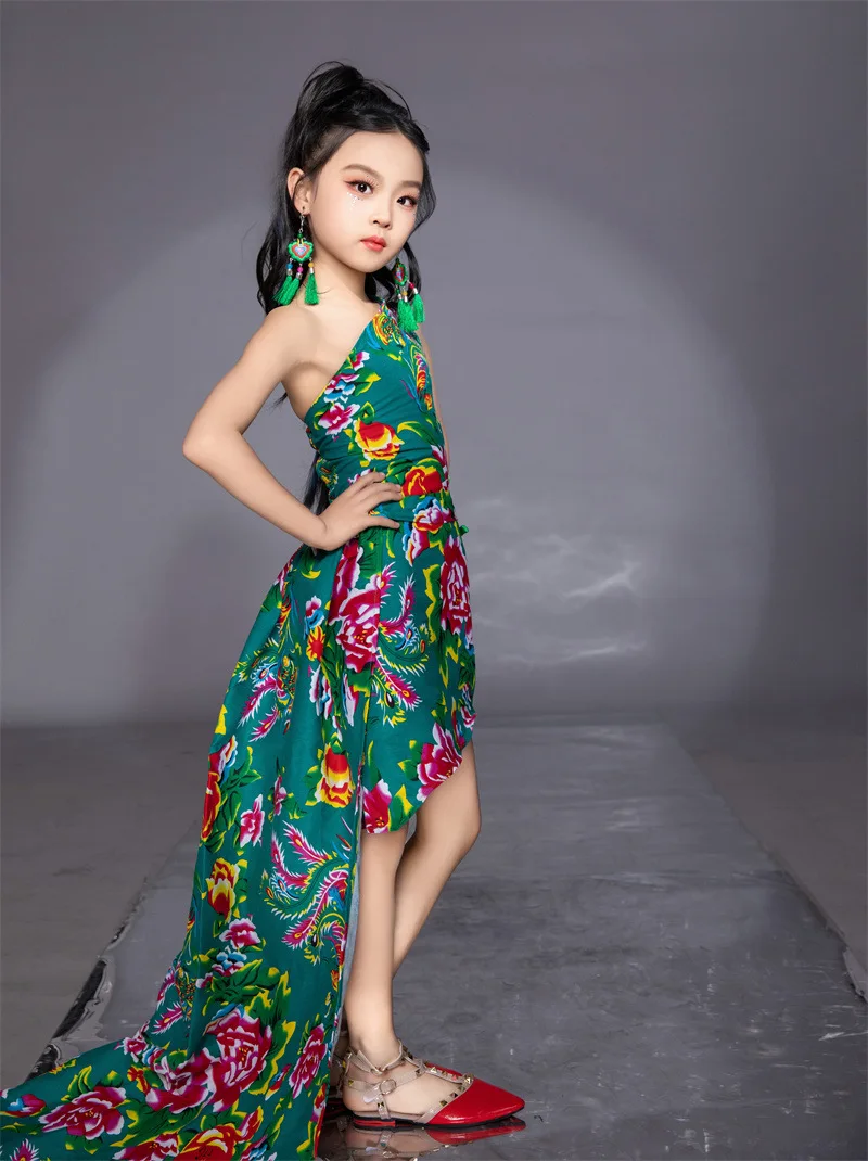 Northeast big-bust girl's performance outfit - one-piece skirt with trailing hem for runway show trendy clothing Stage
Northeast big-bust girl's performance outfit - one-piece skirt with trailing hem for runway show trendy clothing Stage