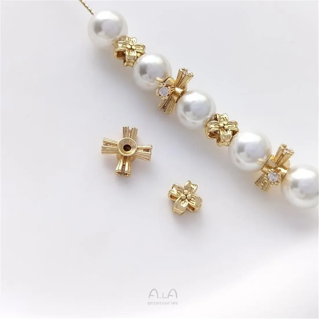14K Gold-plated Partition Beads with Zirconium Square Flower Shaped Partition Handmade Beaded Jewelry Accessories DIY Material
14K Gold-plated Partition Beads with Zirconium Square Flower Shaped Partition Handmade Beaded Jewelry Accessories DIY Material
