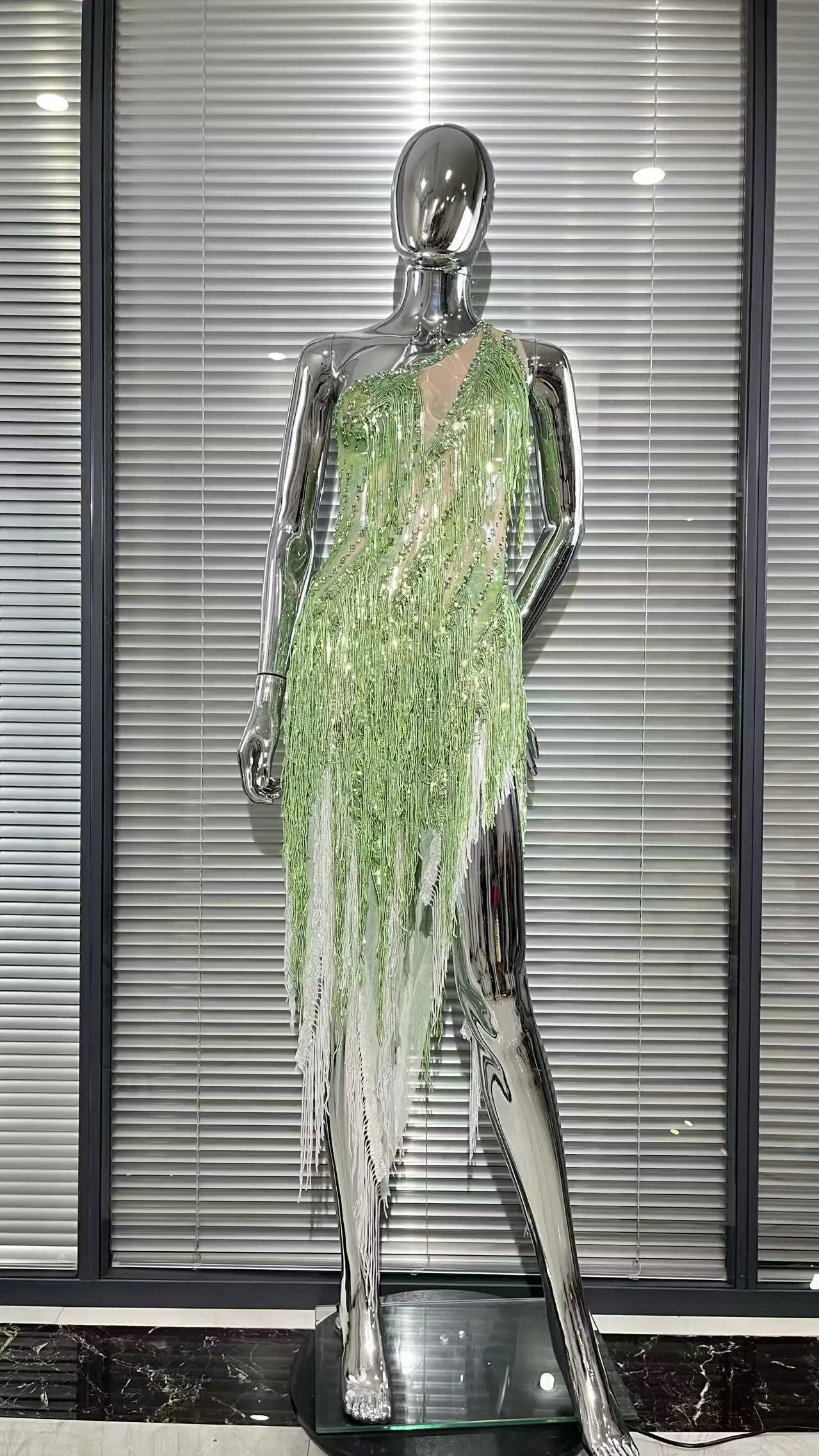Green Sequins Tassel Sparkling Diamonds Single Shoulder Mini Dress Woman Party Dress Nightclub Dancers Performance Costume
Green Sequins Tassel Sparkling Diamonds Single Shoulder Mini Dress Woman Party Dress Nightclub Dancers Performance Costume