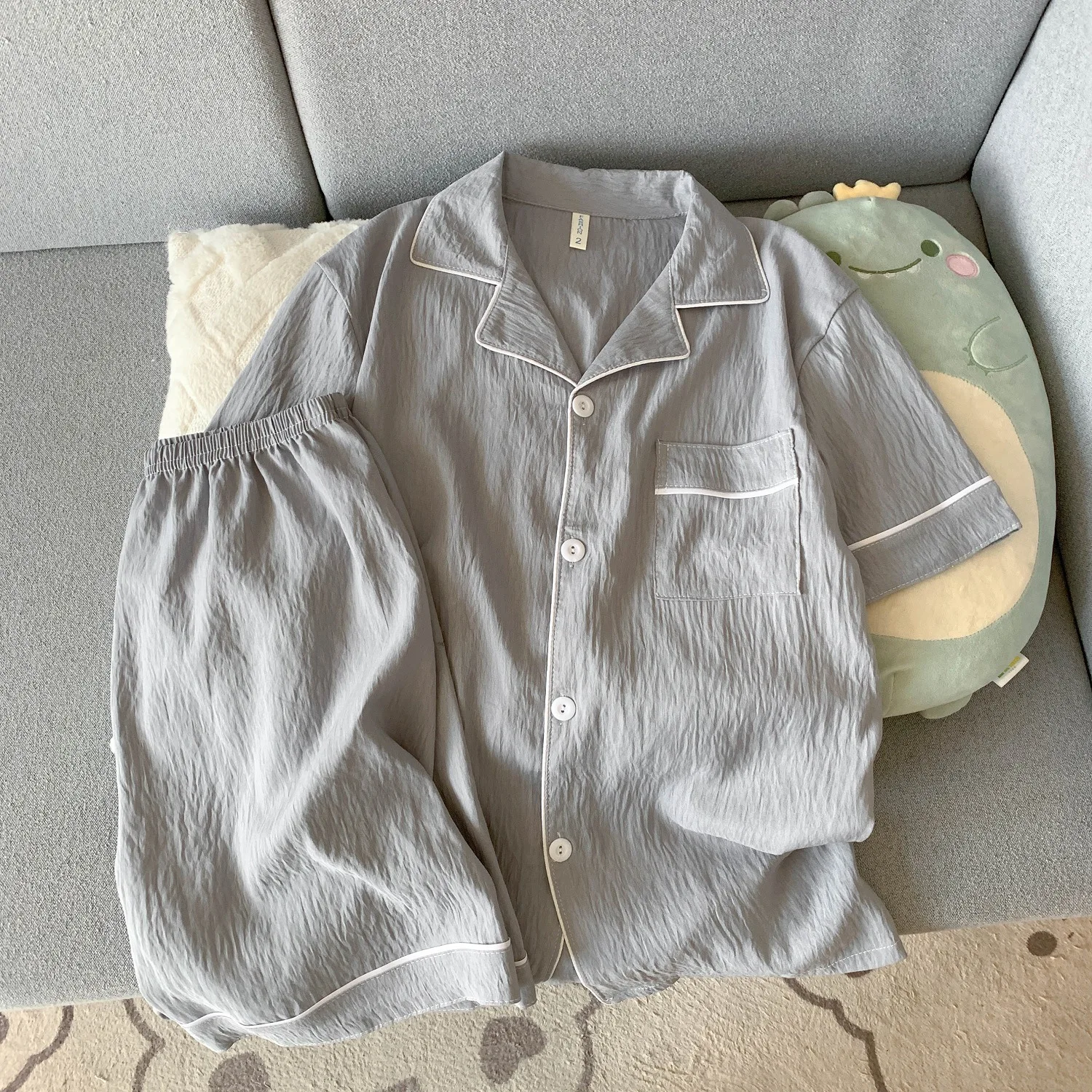 Light Luxury Sleepwear for Men Summer Short Sleeved Shorts Thin Style Youth Pajamas Homewear Student Soft Casual Nightwear
Light Luxury Sleepwear for Men Summer Short Sleeved Shorts Thin Style Youth Pajamas Homewear Student Soft Casual Nightwear