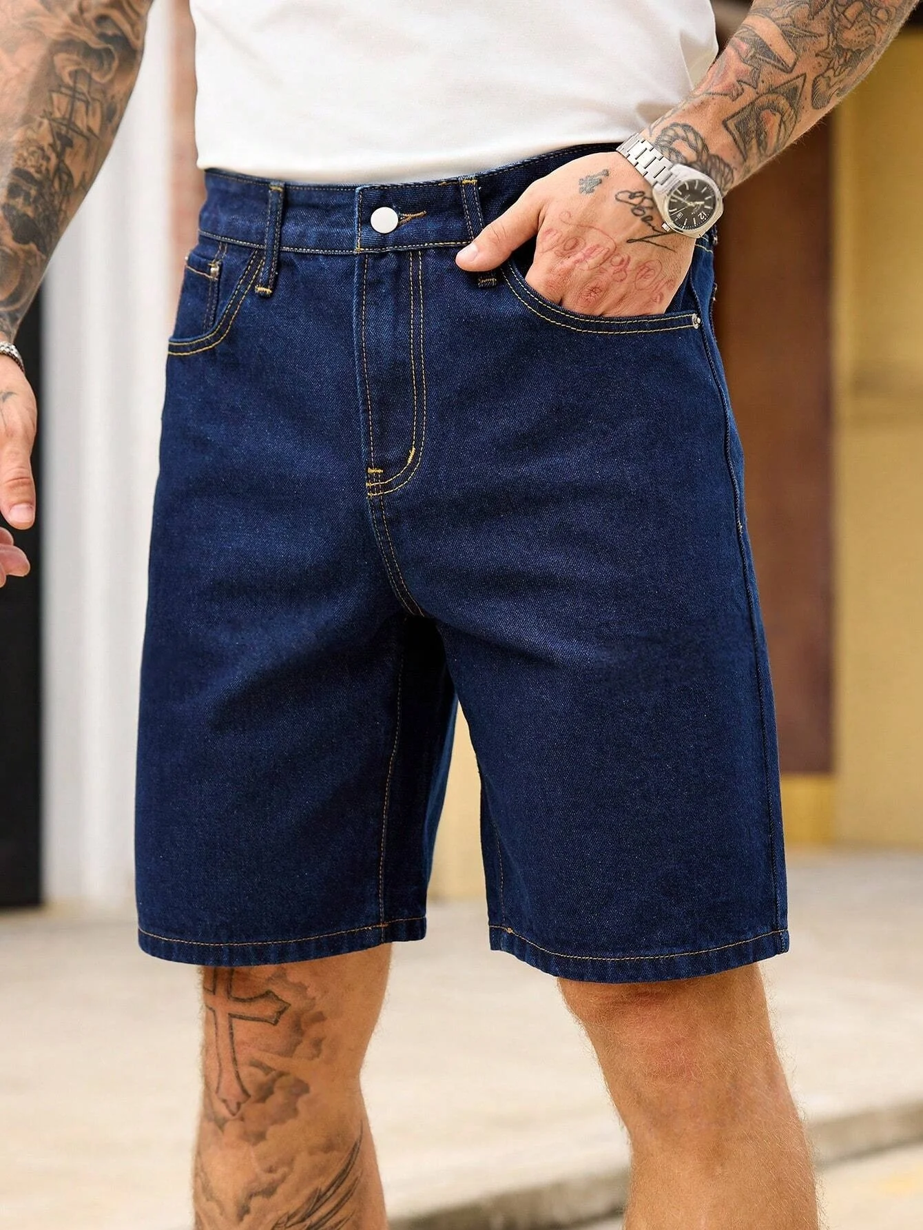 Men's vintage dark blue loose straight-leg casual denim shorts for summer with an adjustable waist belt at the back waist
Men's vintage dark blue loose straight-leg casual denim shorts for summer with an adjustable waist belt at the back waist