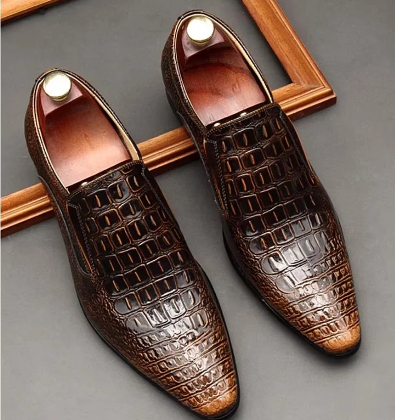 Кожаные туфли с тиснением под крокодила для мужчин, модные лоферы с заостренным носком, блестящие кожаные туфли без шнуровки, мужская деловая повседневная обувь
Кожаные туфли с тиснением под крокодила для мужчин, модные лоферы с заостренным носком, блестящие кожаные туфли без шнуровки, мужская деловая повседневная обувь