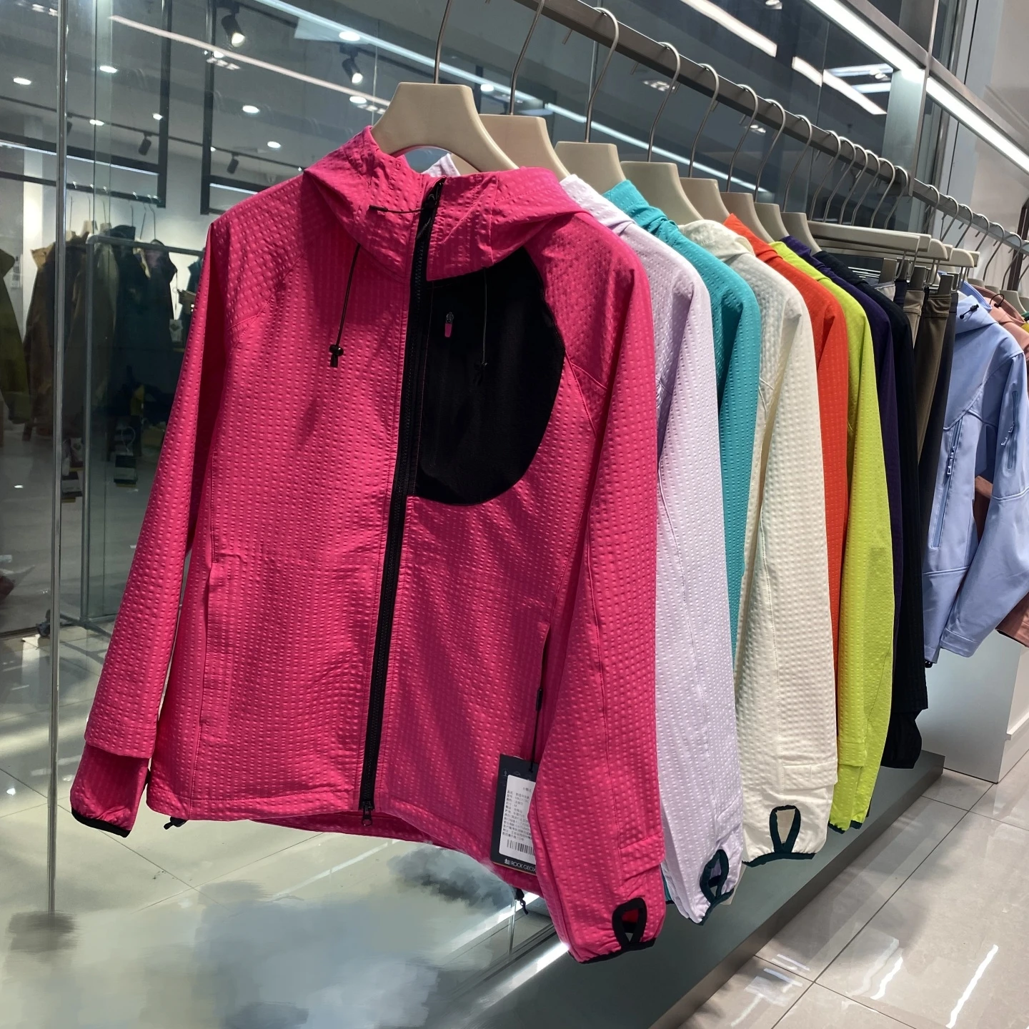 Уличная мужская дышащая солнцезащитная куртка Wihell Jaet с капюшоном Qui-Dry из полиэфирного волокна UPF50 plus водонепроницаемое пальто
Уличная мужская дышащая солнцезащитная куртка Wihell Jaet с капюшоном Qui-Dry из полиэфирного волокна UPF50 plus водонепроницаемое пальто