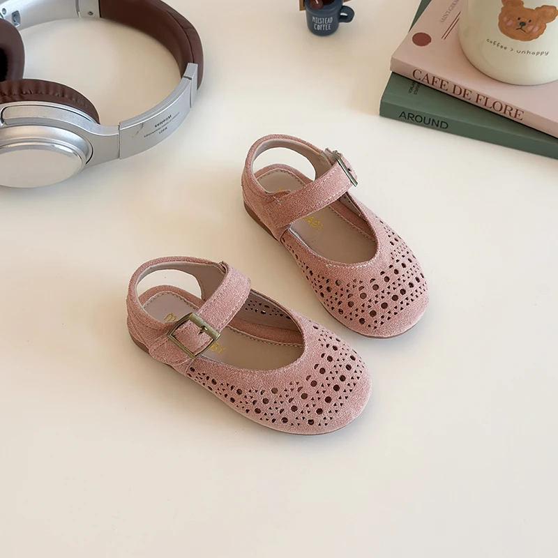 Модные детские туфли 2026: Новые повседневные сандалии для девочек с круглым носком, ажурные, на плоской подошве, однотонные, нескользящие
Модные детские туфли 2026: Новые повседневные сандалии для девочек с круглым носком, ажурные, на плоской подошве, однотонные, нескользящие