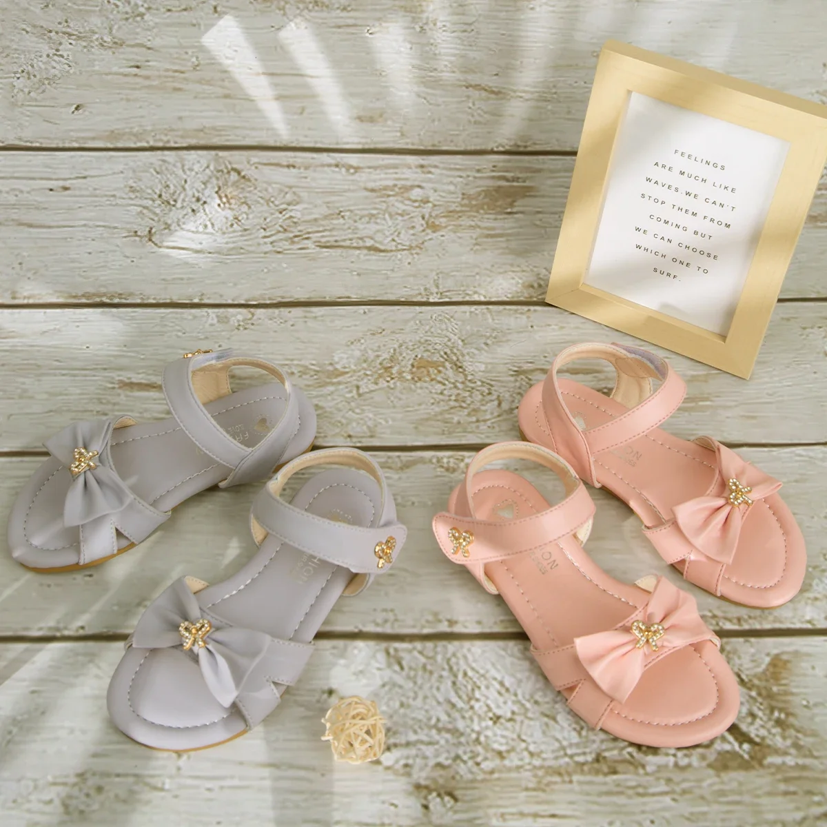 Girls Solid Color Sweet Flat Shoes Fashion Versatile Princess Sandals with Cute Bow Kids Chic Beach Shoes for Summer Vacation
Girls Solid Color Sweet Flat Shoes Fashion Versatile Princess Sandals with Cute Bow Kids Chic Beach Shoes for Summer Vacation