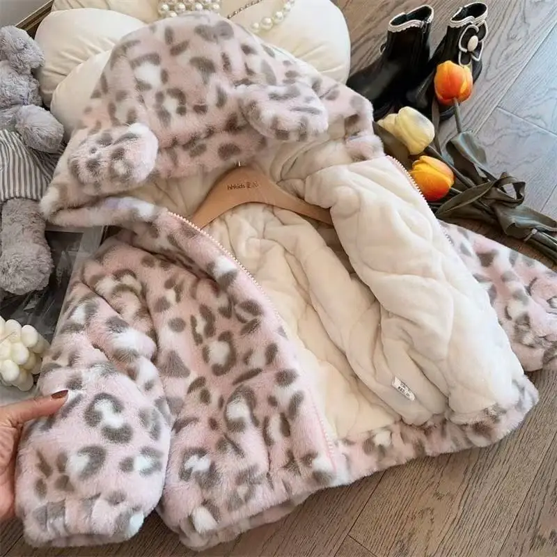 2025 New Autumn and Winter Baby Girls' Coat With Children's Contrasting Leopard Print and Plush Thick Hooded Jacket 80-130CM
2025 New Autumn and Winter Baby Girls' Coat With Children's Contrasting Leopard Print and Plush Thick Hooded Jacket 80-130CM