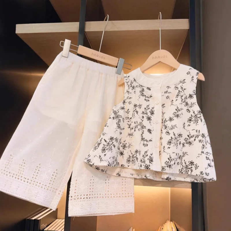 Little Girl New Chinese Style Floral Sleeveless Shirt Set Summer Outfit New Fashionable Chinese Style Two-Piece Set for Baby Gir
Little Girl New Chinese Style Floral Sleeveless Shirt Set Summer Outfit New Fashionable Chinese Style Two-Piece Set for Baby Gir