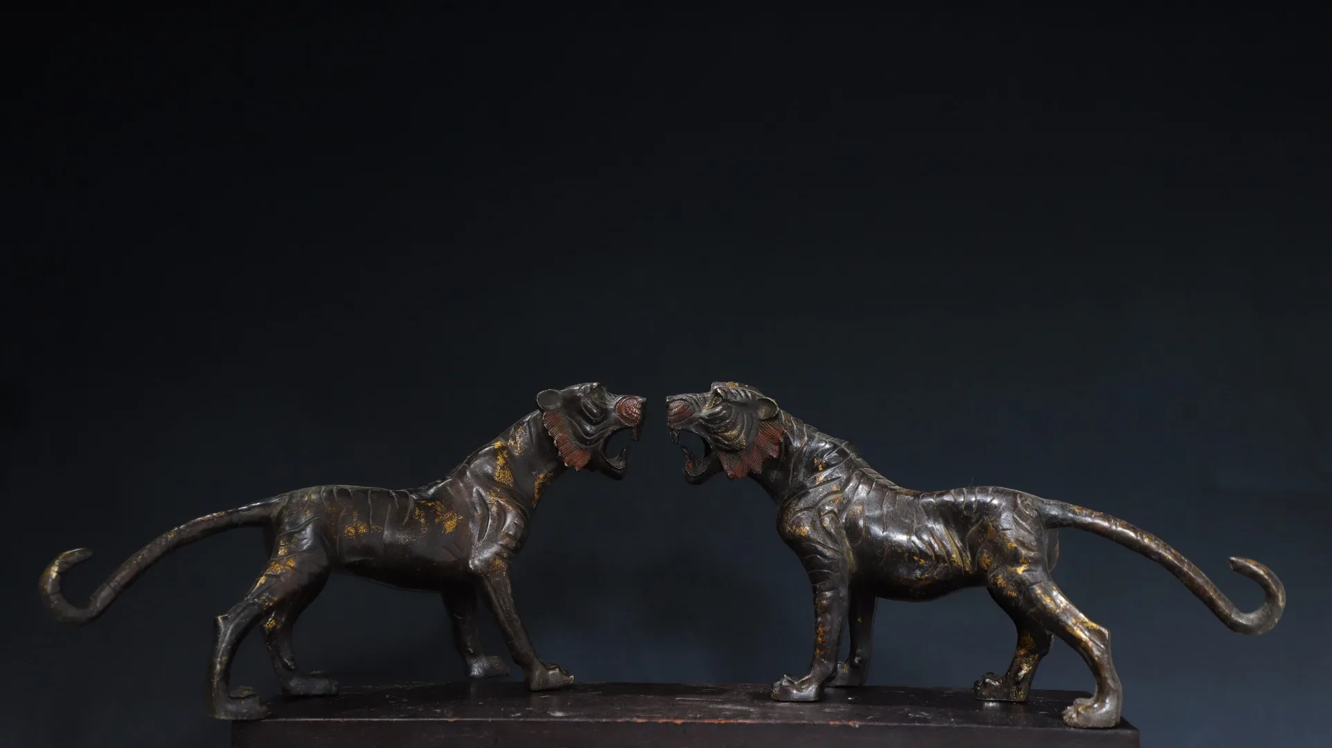 17"Tibetan Temple Collection Old Bronze Cinnabar Mud gold Tiger Statue A pair Amass wealth Ornaments Town house Exorcism
17"Tibetan Temple Collection Old Bronze Cinnabar Mud gold Tiger Statue A pair Amass wealth Ornaments Town house Exorcism