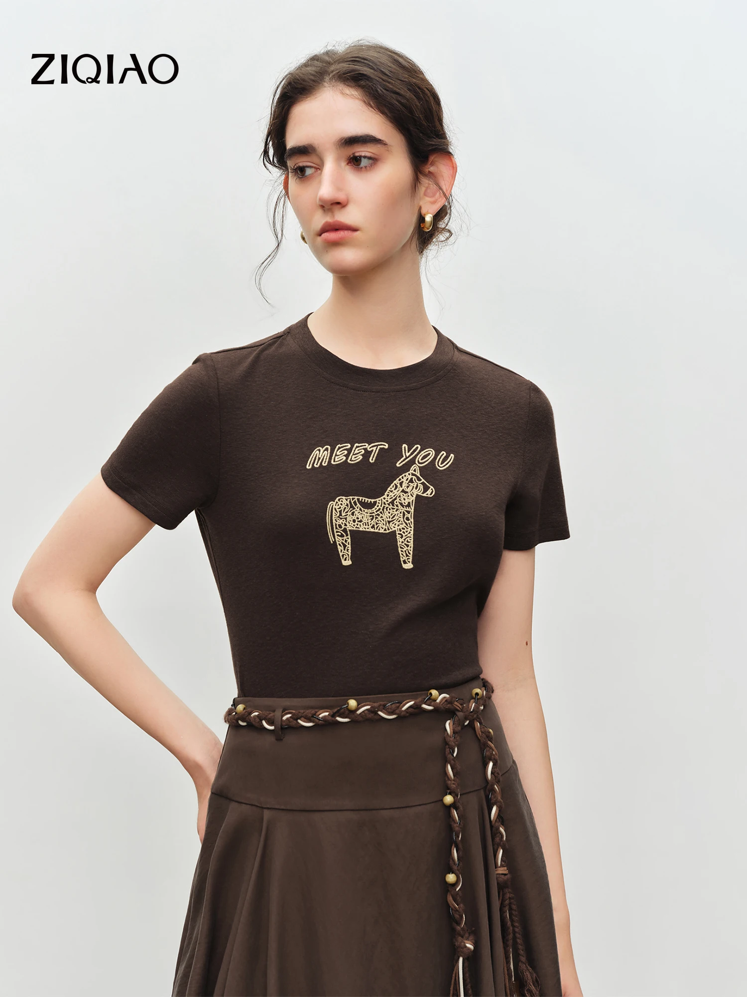 ZIQIAO Simple Color-blocked Cartoon Letter 3D Embroidered T-shirt for Women New Summer 2026 Style Basics Slim Tops
ZIQIAO Simple Color-blocked Cartoon Letter 3D Embroidered T-shirt for Women New Summer 2026 Style Basics Slim Tops