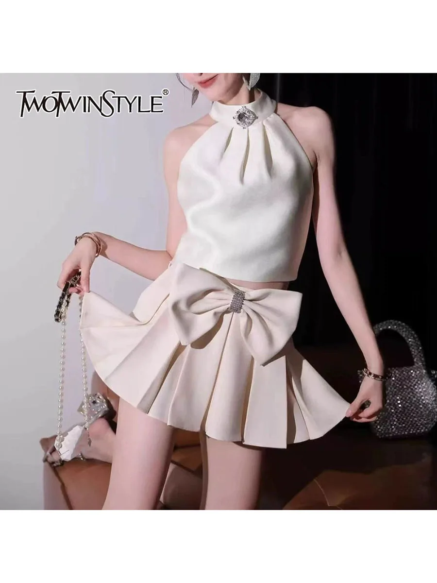 TWOTWINSTYL милые комплекты из двух предметов для женщин, жилет без рукавов с круглым вырезом и бисером, высокая талия, лоскутная юбка с бантом, женский комплект
TWOTWINSTYL милые комплекты из двух предметов для женщин, жилет без рукавов с круглым вырезом и бисером, высокая талия, лоскутная юбка с бантом, женский комплект