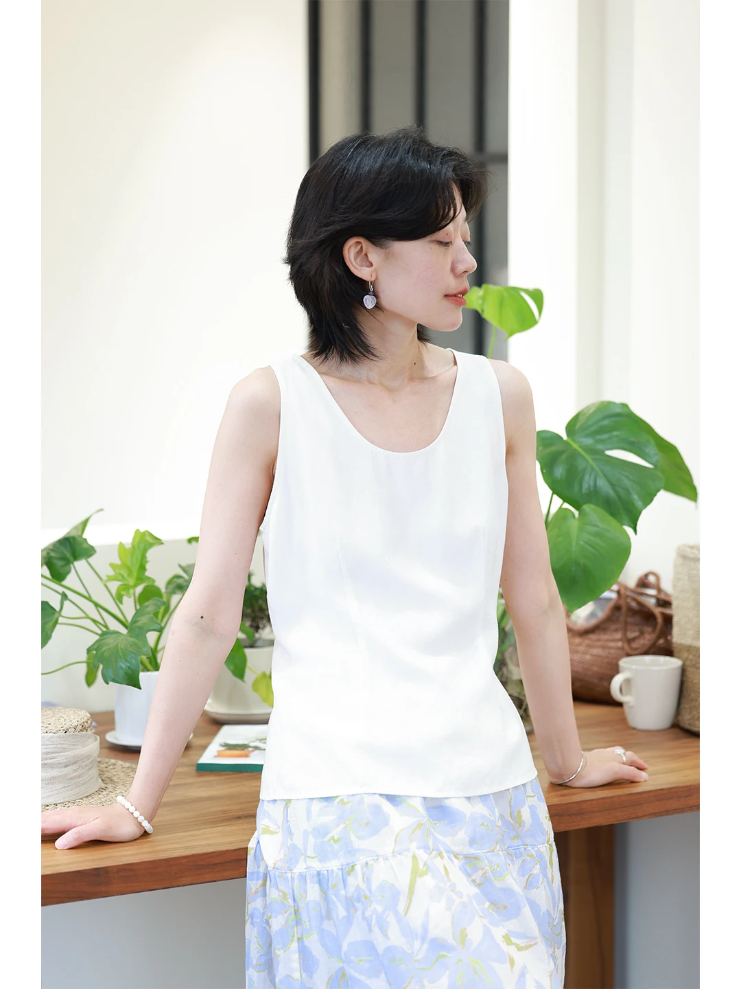Lightweight Breathable Silk Linen Slim Fit Sleeveless round Neck Shirt Women Summer Waist Cinch Slimming Top Versatile Vest
Lightweight Breathable Silk Linen Slim Fit Sleeveless round Neck Shirt Women Summer Waist Cinch Slimming Top Versatile Vest